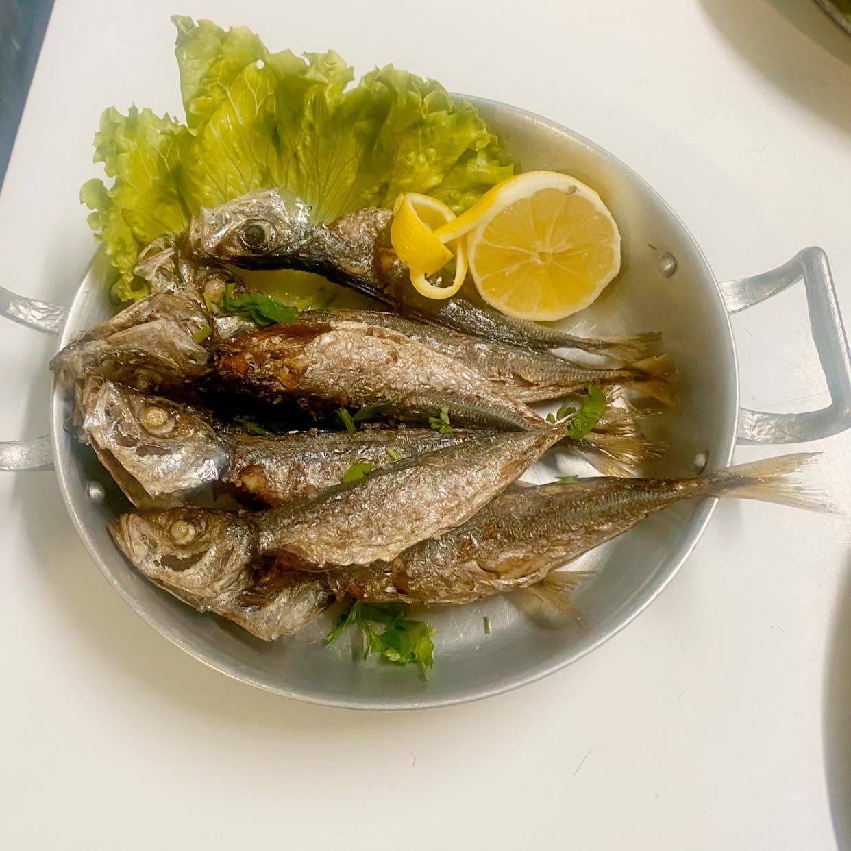 Pan-fried horse mackerel with lemon