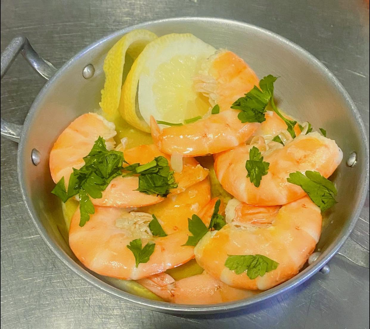 Garlic prawns with lemon and parsley