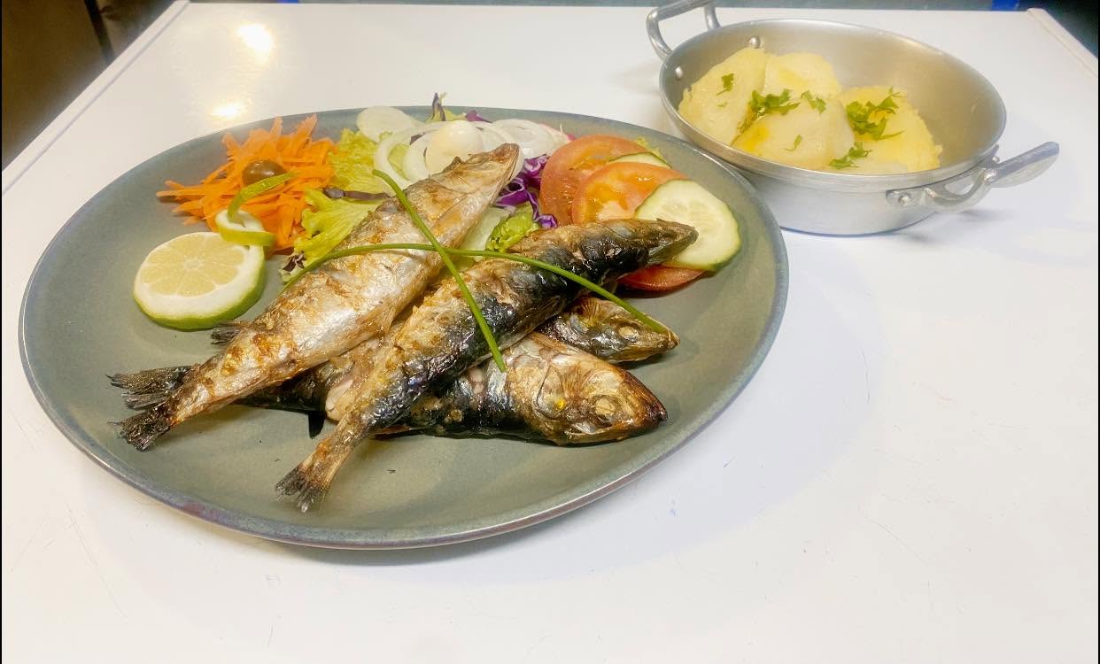 Grilled sardines with boiled potatoes and salad